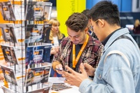 2 Personen unterhalten sich am Messestand