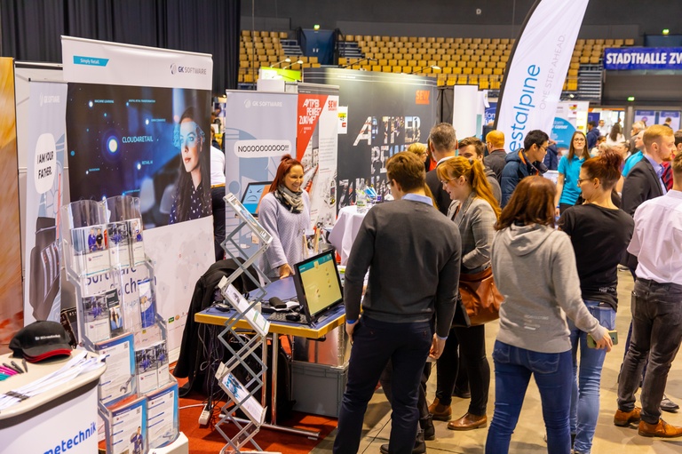 Erfolgsversprechende Gespräche am Stand von GK Software SE zur ZWIK