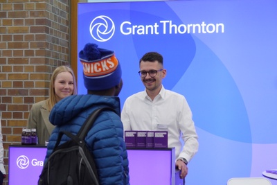 Spannendes Gespräch am Stand von Grant Thronton