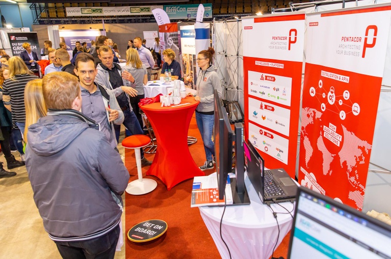 interessierte+Bewerber+informieren+sich+bei+Arbeitgebern+ZWIK+2019